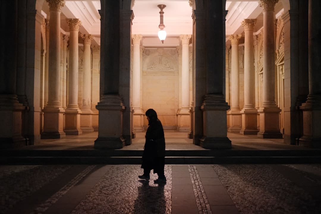 江苏启东朝霞映海滩浪漫如画